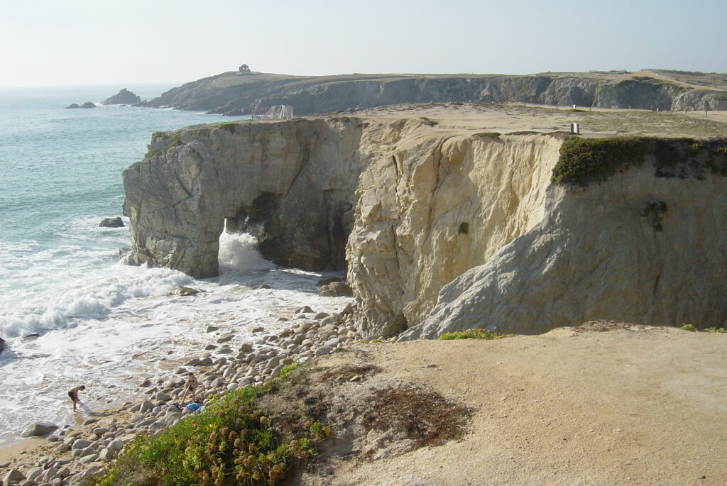 Vue sur la falaise et l'arche de Port Blanc sur la Côte Sauvage de Saint-Pierre-Quiberon en Bretagne