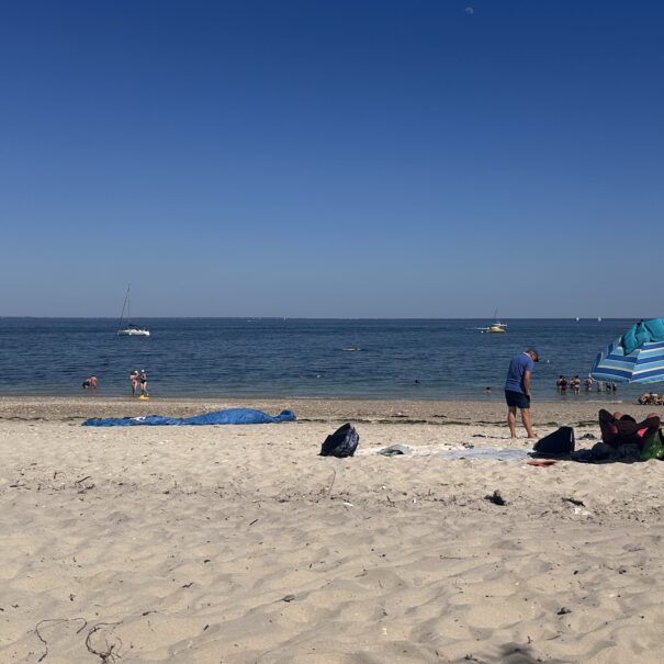 Plage de sable fin du Petit Rohu en bord de mer à Saint-Pierre-Quiberon en Bretagne Sud