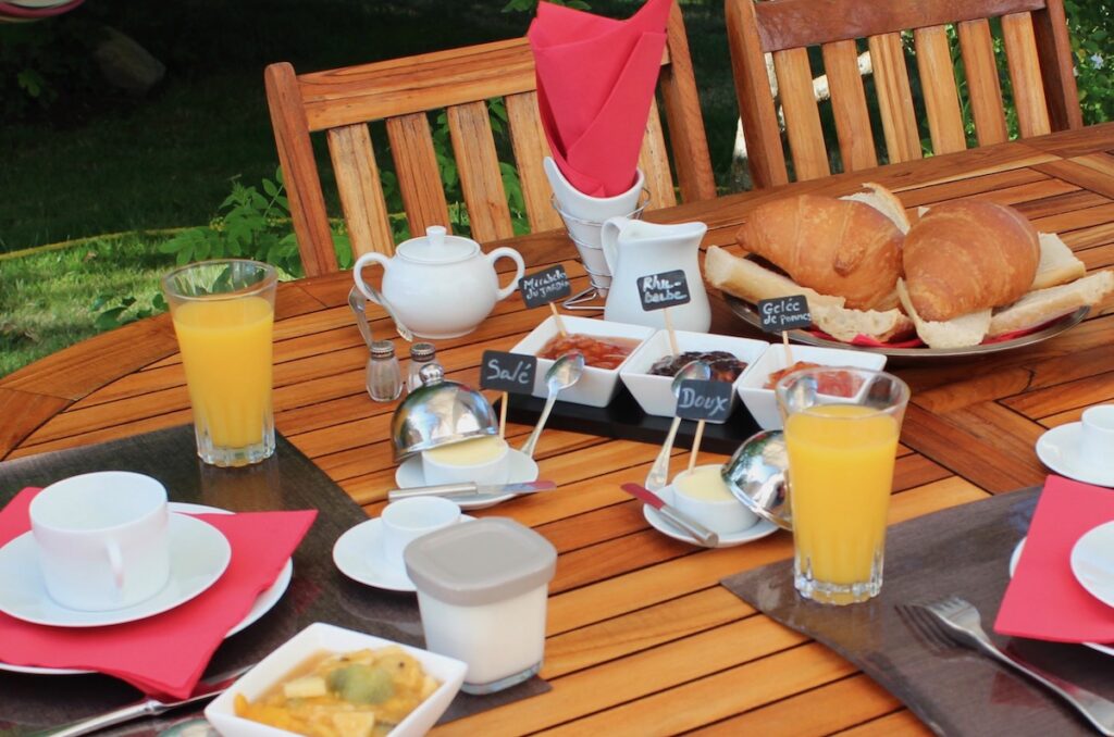 Petit-déjeuner fait maison terrasse chambres d'hôtes Saint-Pierre-Quiberon