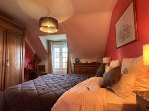 Chambre d’hôtes Rozenn au Clos Ker’hadenn à Saint-Pierre-Quiberon, lit double préparé avec vue sur le jardin côté baie