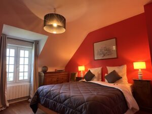 Chambre d’hôtes Rozenn au Clos Ker’hadenn, lit double avec serviettes préparées et déco chaleureuse