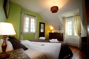 Chambre d’hôtes Sterenn à Saint-Pierre-Quiberon, lit double, mur rouge et lumière venant de la fenêtre