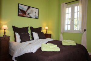 Chambre d’hôtes Sterenn au Clos Ker’hadenn, lit double, mur rouge et ambiance chaleureuse côté baie