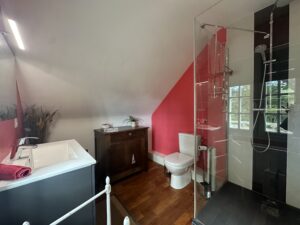 Salle de bain privative de la chambre Sterenn avec douche à l’italienne et parquet