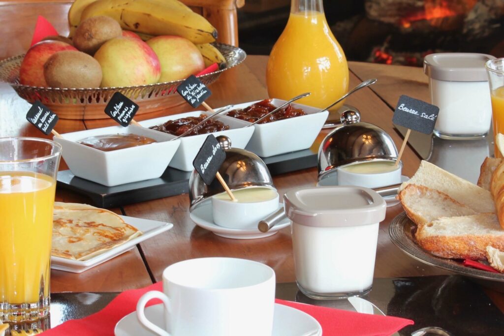 Petit dejeuner copieux servi dans le salon du Clos Kerhadenn